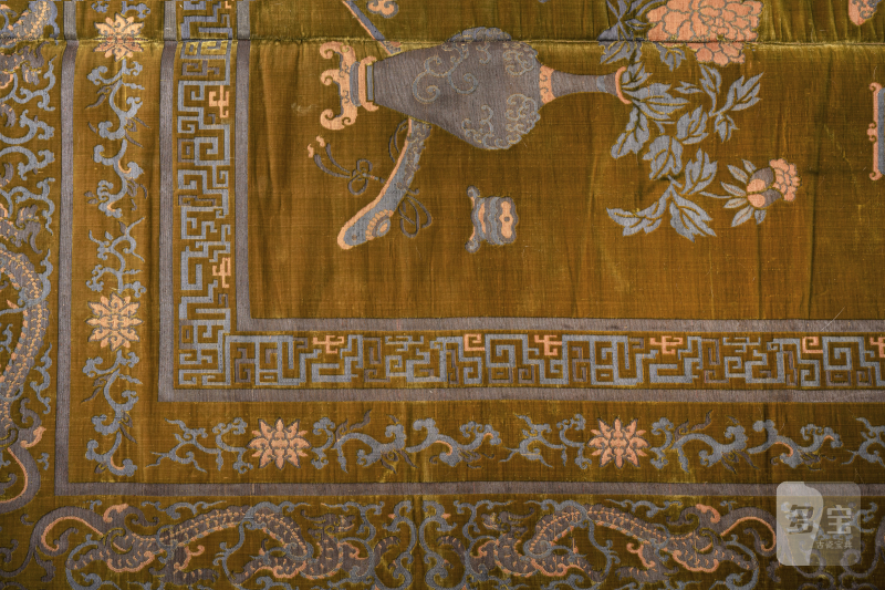 A large and very fine golden yellow silk velvet - 图2